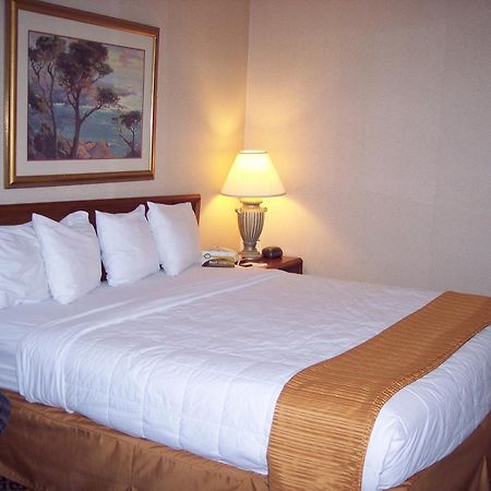 Quality Inn And Conference Center Springfield Room photo